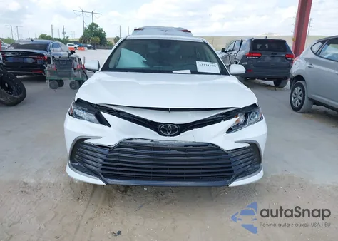 2021 Toyota Camry Le z USA, uszkodzony, nr VIN 4T1C11AK9MU584845